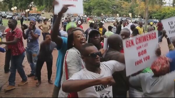 Толпы людей праздновали на улицах Хараре отставку президента Зимбабве - Sputnik Латвия