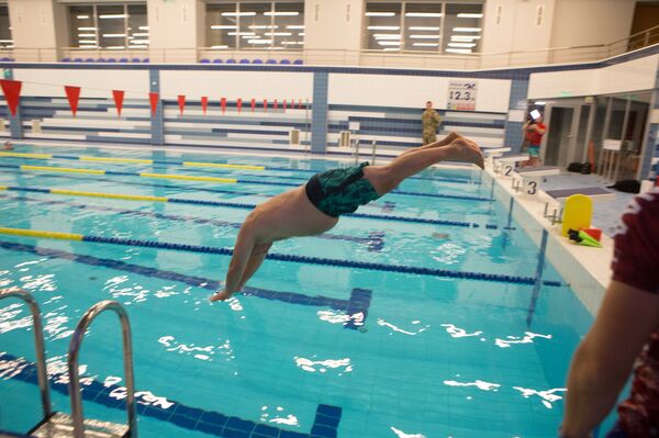 Министр обороны Раймондс Бергманис принял участие в 14-часовом заплыве в память о 14 погибших воспитанниках Военного училища Министр обороны Раймондс Бергманис принял участие в 14-часовом заплыве в память о 14 погибших воспитанниках Военного училища - Sputnik Латвия