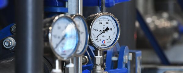 Участок угольных фильтров очистных сооружений на нефтеперерабатывающем заводе - Sputnik Латвия