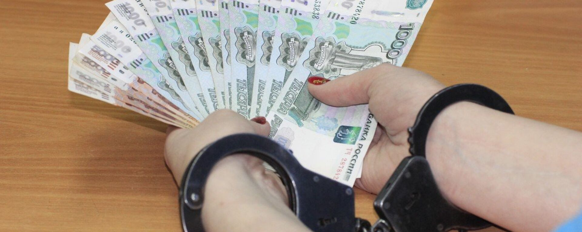 Российские рубли в руках у женщины - Sputnik Латвия, 1920, 15.05.2025
