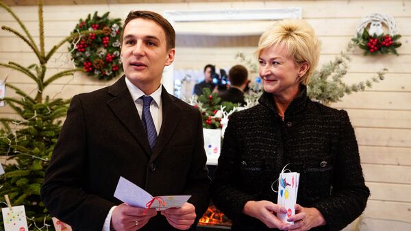 Томс Дидрихсонс и Ивета Вейоне первыми выбрали открытки в Благотворительном домике Laima Томс Дидрихсонс и Ивета Вейоне первыми выбрали открытки в Благотворительном домике Laima - Sputnik Латвия