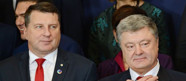 Президент Латвии Раймондс Вейонис (слева) и президент Украины Петр Порошенко - Sputnik Латвия