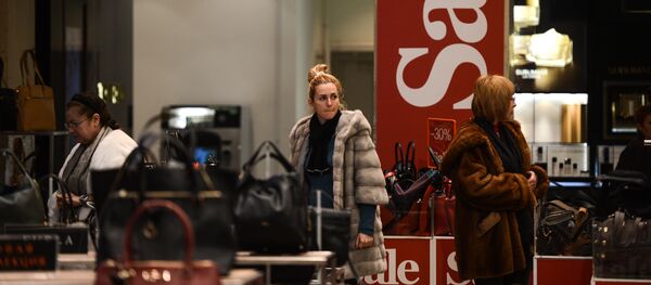 Женщина выбирает сумку во время зимней распродажи - Sputnik Латвия