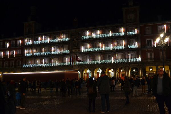 Ziemassvētku tirdziņš Plaza Mayor Madridē - Sputnik Latvija
