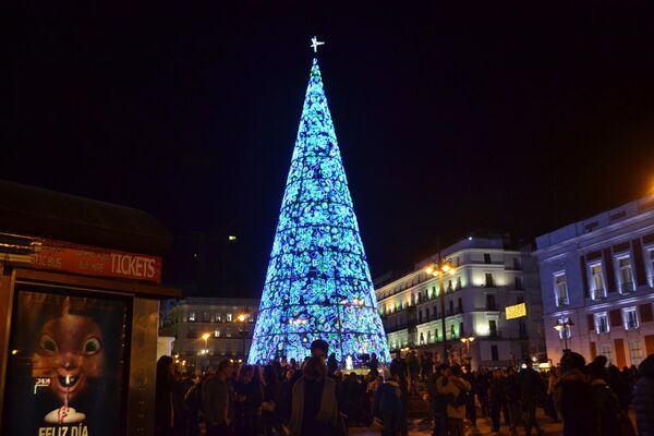 Galvenā Ziemassvētku eglīte laukumā Puerta del Sol Madridē - Sputnik Latvija
