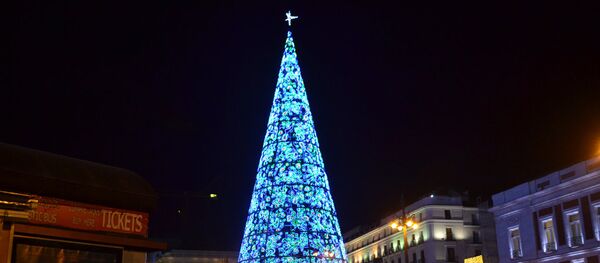 Galvenā Ziemassvētku eglīte laukumā Puerta del Sol Madridē Galvenā Ziemassvētku eglīte laukumā Puerta del Sol Madridē - Sputnik Latvija