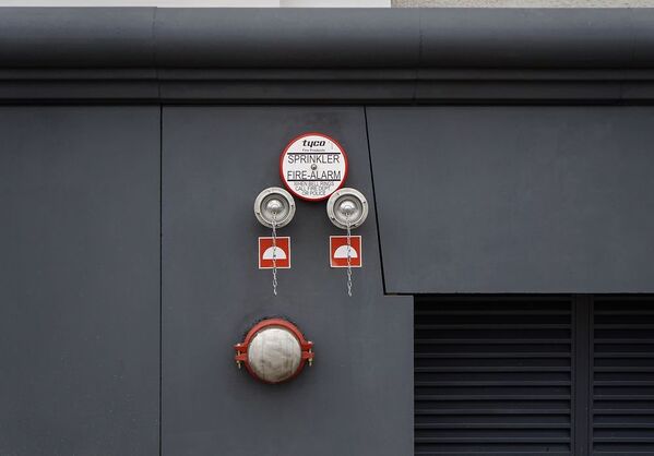 Vēl viens jaunums – mūsdienīgs hidrants pie ēkas sānu fasādes - Sputnik Latvija