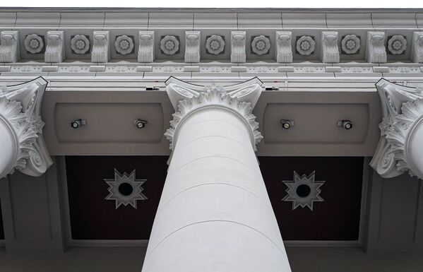 Pie centrālās ieejas pie griestiem skaidri redzami kolonnu kapiteļi, rozītes un auseklītis - Sputnik Latvija