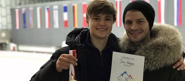 Фигурист Денис Васильев и его тренер Стефан Ламбьель на Кубке Тироля - Sputnik Латвия