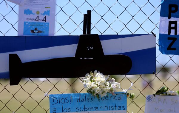 Букет и баннеры и поддержку экипажа пропавшей аргентинской подлодки Сан Хуан. 25 ноября 2017 Букет и баннеры и поддержку экипажа пропавшей аргентинской подлодки Сан Хуан. 25 ноября 2017 - Sputnik Latvija