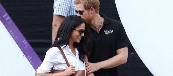 Принц Великобритании Гарри с подругой Меган Маркл - Sputnik Латвия