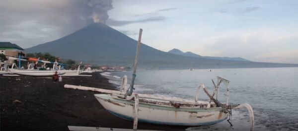 Вулкан Агунг на Бали выбросил столб дыма и пепла - Sputnik Латвия