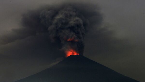 Извержение вулкана Агунг на острове Бали, Индонезия. 27.11.2017 - Sputnik Латвия