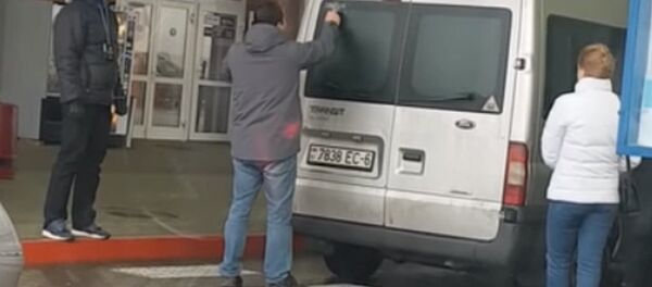 Белоруса заставили снять с машины наклейку в честь Победы - Sputnik Латвия