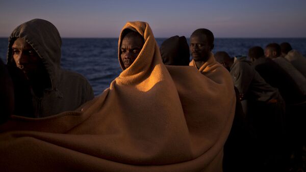 Мигранты на испанском спасательном судне в Средиземном море - Sputnik Латвия