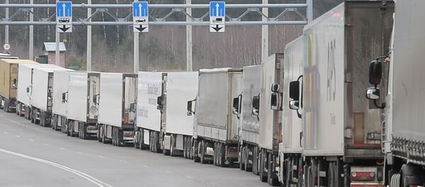 Фуры выстроились в километровые очереди на белорусско-литовской границ Фуры выстроились в километровые очереди на белорусско-литовской границ - Sputnik Латвия