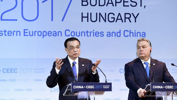 Премьер Госсовета КНР Ли Кэцян и премьер Венгрии Виктор Орбан на саммите 16+1 в Будапеште - Sputnik Латвия