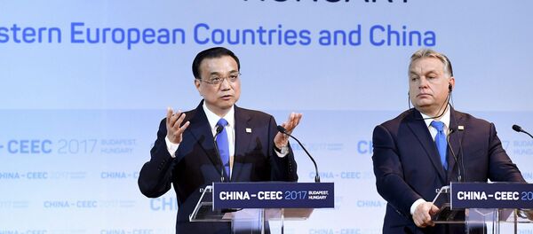 Премьер Госсовета КНР Ли Кэцян и премьер Венгрии Виктор Орбан на саммите 16+1 в Будапеште - Sputnik Латвия
