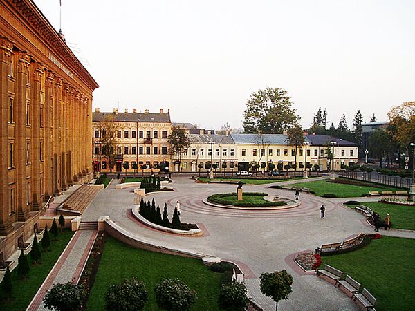 Площадь около старого корпуса Даугавпилсского Университа, архивное фото Площадь около старого корпуса Даугавпилсского Университа, архивное фото - Sputnik Латвия