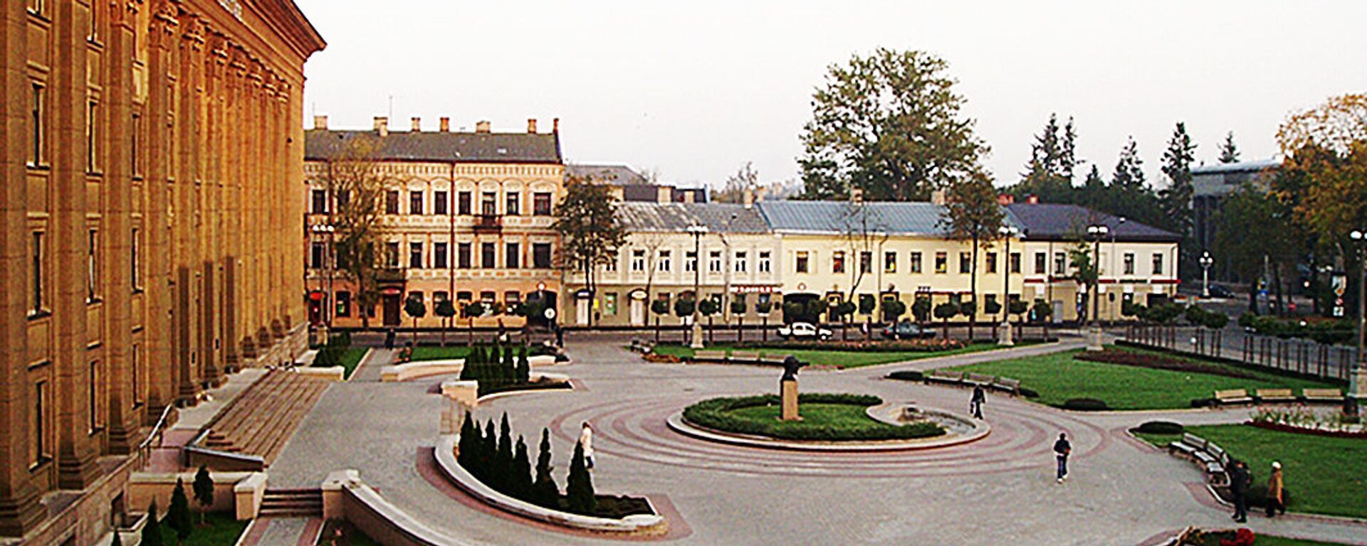 Площадь около старого корпуса Даугавпилсского Университа, архивное фото  - Sputnik Латвия, 1920, 18.03.2021