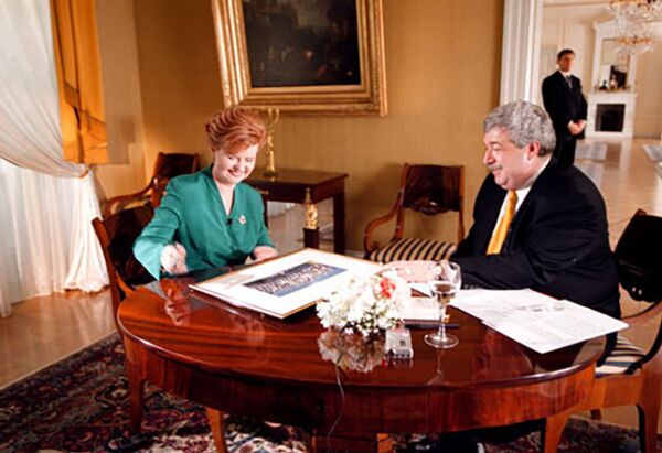 Вайра Вике-Фрейберга с Михаилом Гусманом в программе Формула власти, ОРТ, 9 августа 2001 - Sputnik Латвия