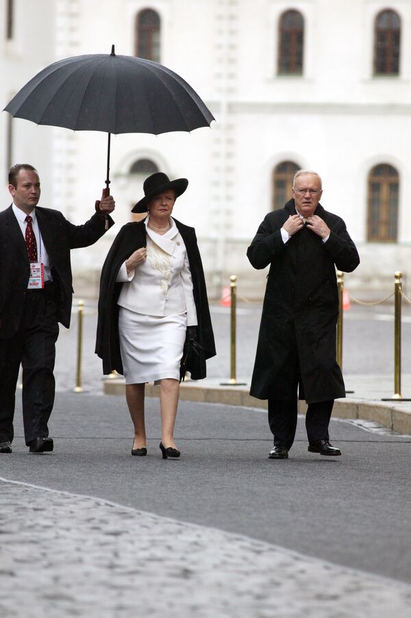 Президент Латвии Вайра Вике-Фрейберга с супругом Имантом Фрейбергсом (справа) направляются на Красную площадь в Москве, 9 мая 2005 года - Sputnik Латвия