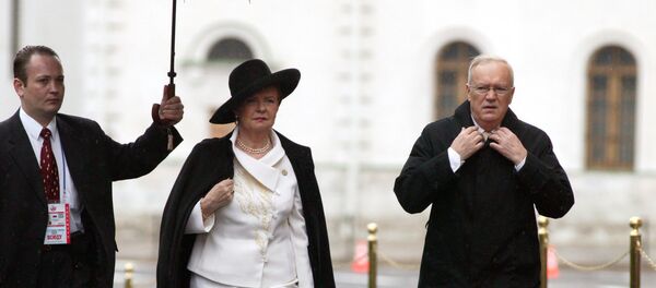 Президент Латвии Вайра Вике-Фрейберга с супругом Имантом Фрейбергсом (справа) направляются на Красную площадь в Москве, 9 мая 2005 года - Sputnik Латвия