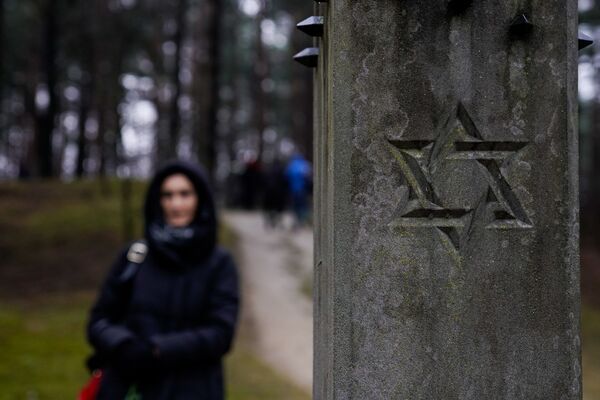 Мемориал в Румбуле на месте массового расстрела евреев  - Sputnik Латвия