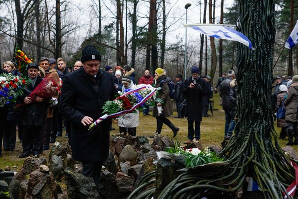 Цветы к мемориалу от представителя посольства Словакии - Sputnik Латвия