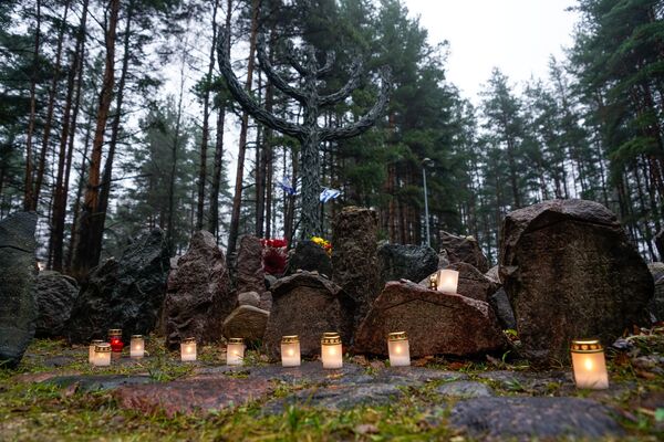 Мемориал в Румбуле на месте массового расстрела евреев - Sputnik Латвия