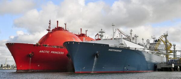 Газовоз Independence и танкер LNG - Sputnik Латвия