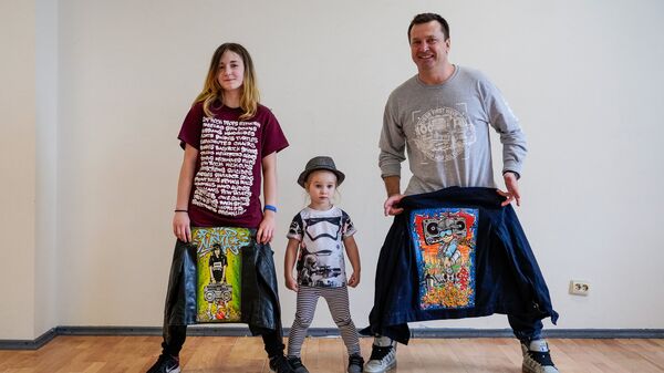 Вадим Крыс со своими дочерьми - Sputnik Латвия