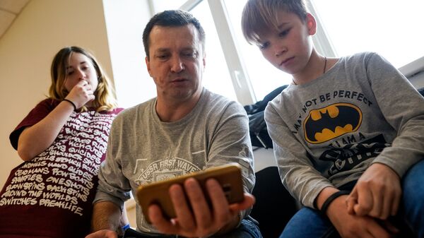 Эдгарс и Вадим смотрят выступление мальчика на проекте Ты супер! Танцы - Sputnik Латвия