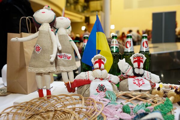 Украинские дипломаты торговали сувенирами и пивом Украинские дипломаты торговали сувенирами и пивом - Sputnik Латвия