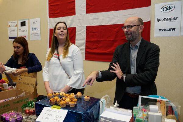 Мафины от посольства Дании разлетались как горячие пирожки Мафины от посольства Дании разлетались как горячие пирожки - Sputnik Латвия