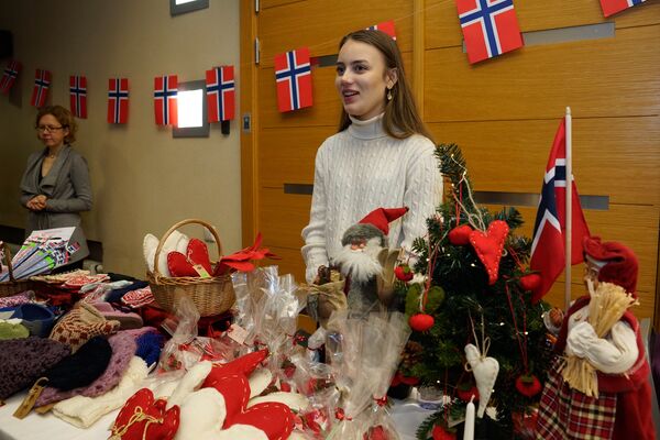 На стенде посольства Норвегии На стенде посольства Норвегии - Sputnik Латвия