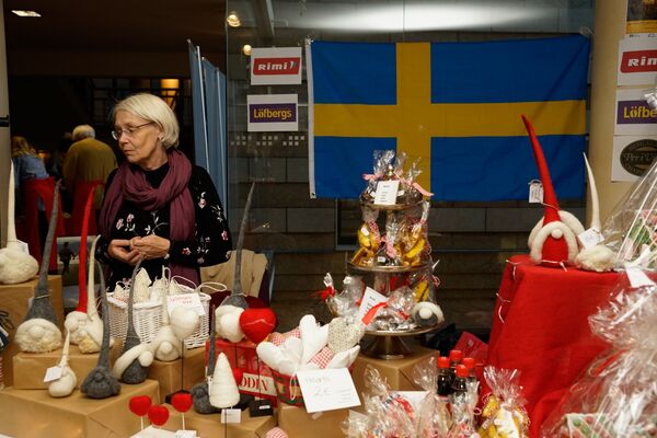 Сувениры и сладости на стенде посольства Швеции Сувениры и сладости на стенде посольства Швеции - Sputnik Латвия