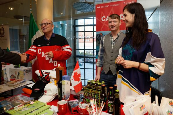 На стенде посольства Канады На стенде посольства Канады - Sputnik Латвия