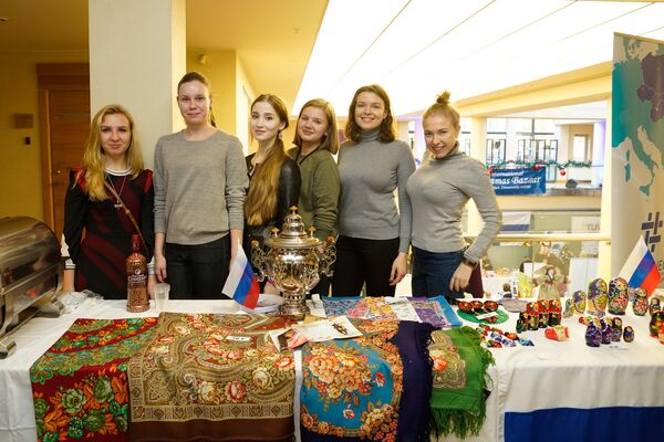 На стенде посольства России На стенде посольства России - Sputnik Латвия