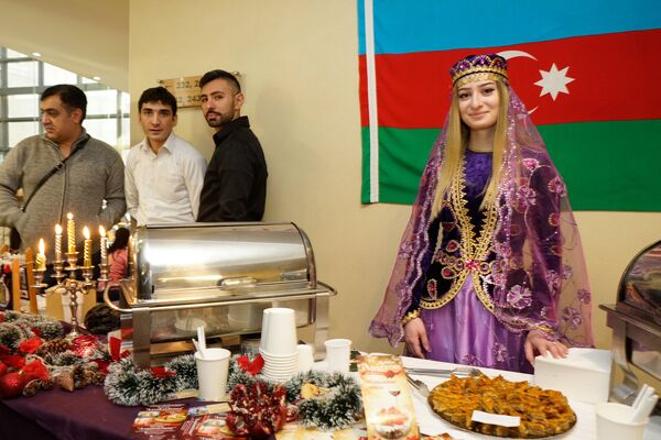 На стенде посольства Азербайджана На стенде посольства Азербайджана - Sputnik Латвия