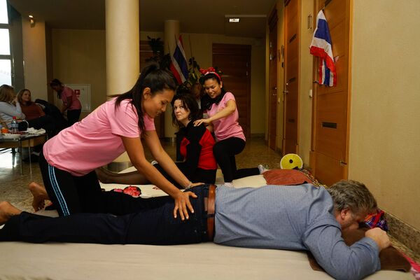 Представители Тайланда предлагали всем желающим попробовать сеанс традиционного массажа Представители Тайланда предлагали всем желающим попробовать сеанс традиционного массажа - Sputnik Латвия