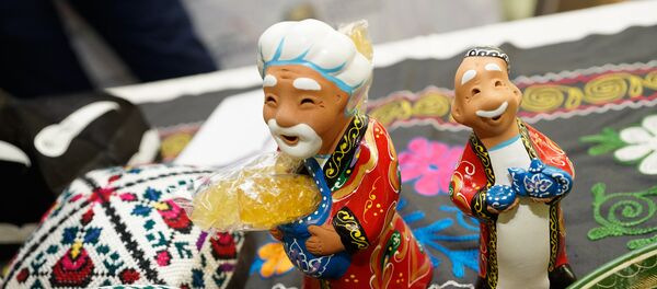 Традиционные сувениры на стенде посольства Узбекистана - Sputnik Латвия