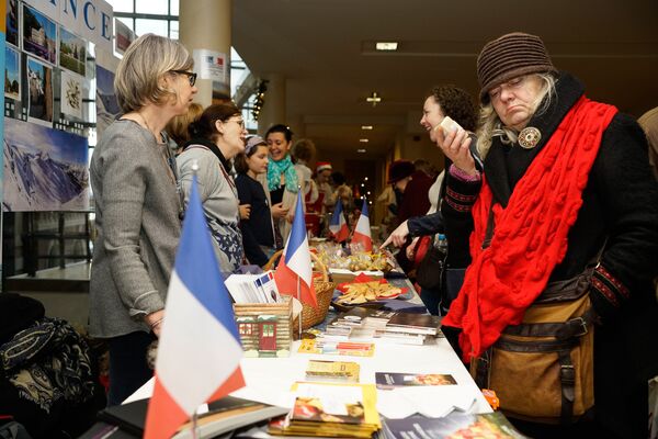 На стенде посольства Франции На стенде посольства Франции - Sputnik Латвия