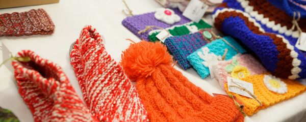 Поделки от Рижского международного женского клуба на Благотворительной ярмарке Поделки от Рижского международного женского клуба на Благотворительной ярмарке - Sputnik Latvija