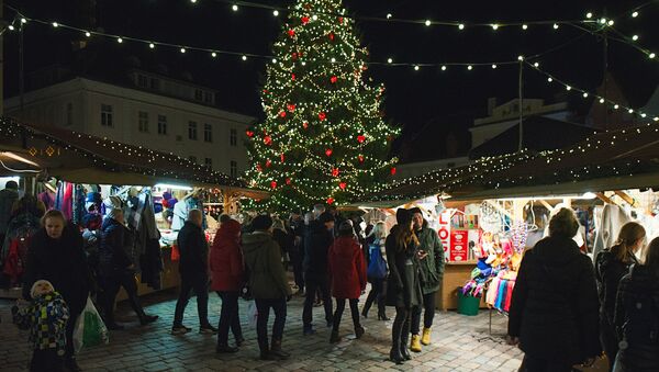 На Ратушной площади в Таллине зажгли огни на елке и открылся рождественский рынок - Sputnik Латвия