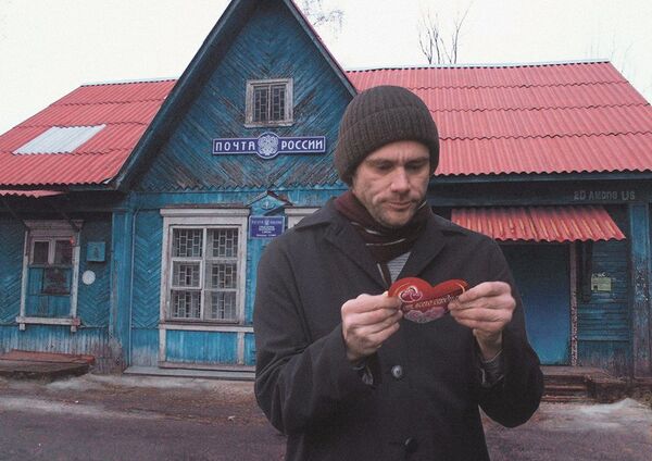 Džims Kerijs ar sirsniņu No visas sirds pie Krievijas Pasta ēkas. - Sputnik Latvija