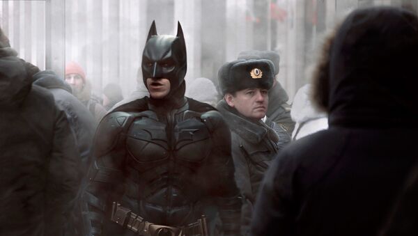 Бэтмен рядом с российским полицейским - Sputnik Латвия