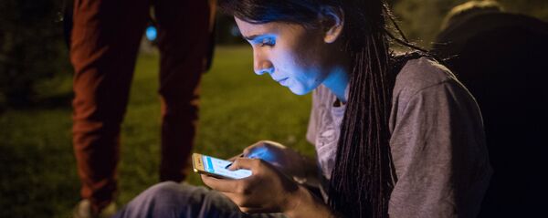 Игрок играет на смартфоне Игрок играет на смартфоне - Sputnik Latvija