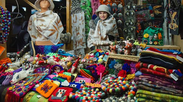 Рождественский рынок предлагает товары на любой вкус - Sputnik Латвия