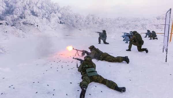 Karavīri treniņu laikā jūras kājnieku bāzē Murmanskas apgabalā - Sputnik Latvija